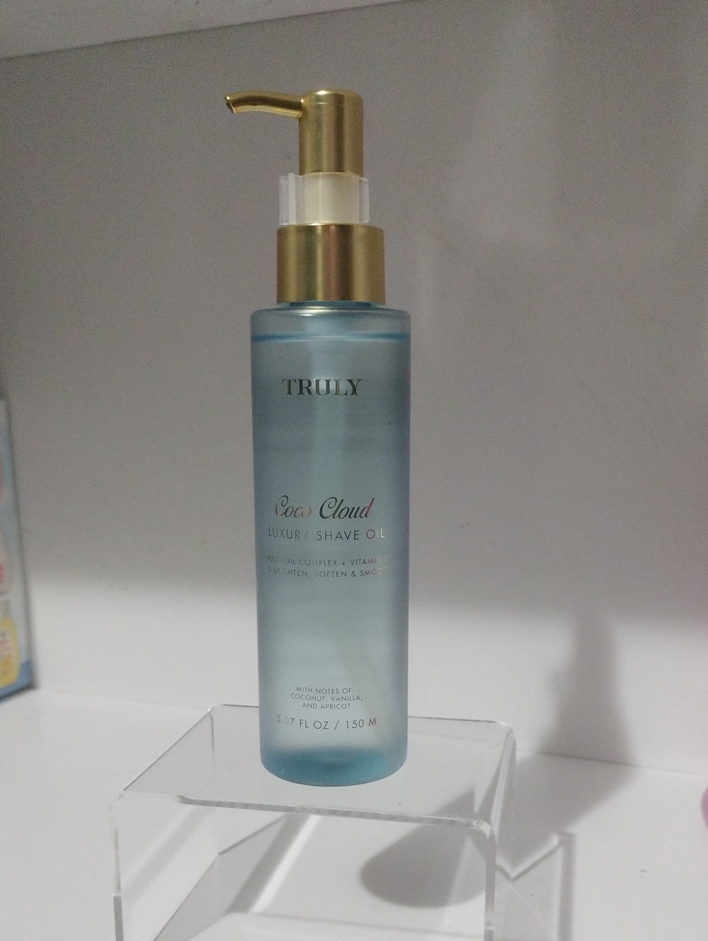 TRULY Coco Cloud Luxury Shave Oil - Blue & Gold Pump